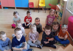 Dzieci podczas uważnego słuchania bajki.